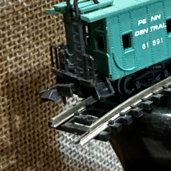 N Scale Trains, Penn Central Caboose 01891 - Picture 5 of 8